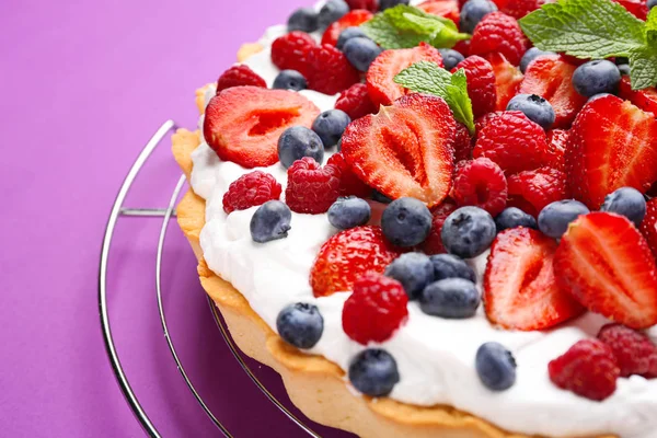 Вкусный ягодный пирог на цветном фоне, крупным планом — стоковое фото