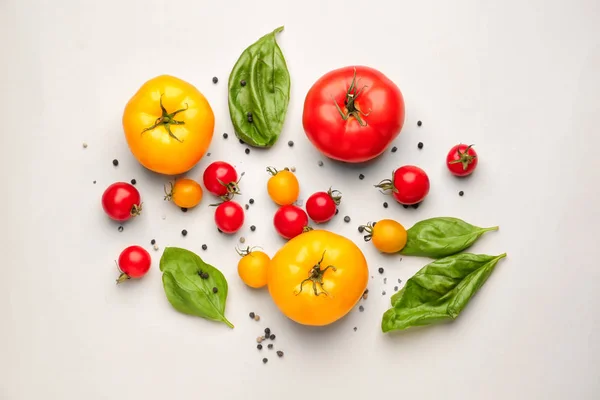 Diferentes tomates frescos sobre fondo claro — Foto de Stock