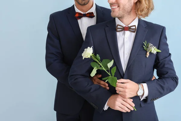 행복 한 게이 커플 에 그들의 결혼식 날 대 색상 배경 — 스톡 사진