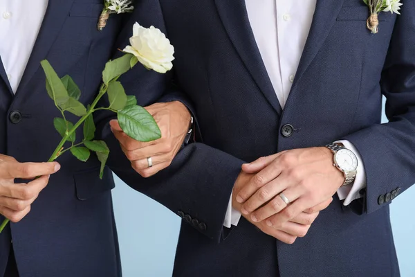 Feliz gay casal no seu casamento dia contra cor fundo closeup — Fotografia de Stock