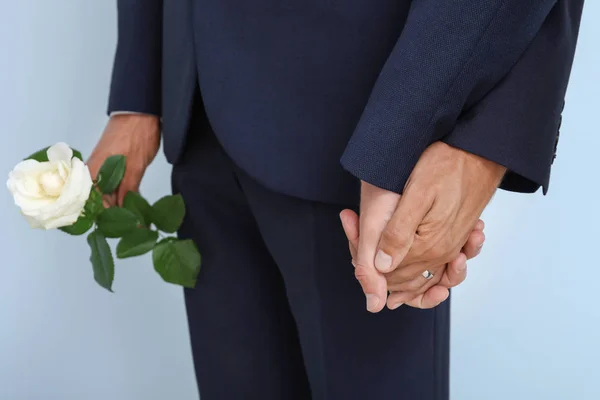 Feliz pareja gay en su boda día contra color fondo, primer plano — Foto de Stock