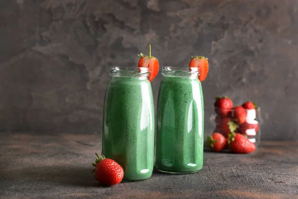 Bouteilles de smoothie spiruline saine sur la table — Photo