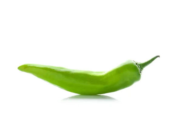 Зеленый перец чили на белом фоне — стоковое фото