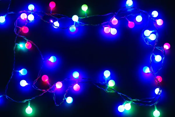 Hermosas luces de Navidad sobre fondo oscuro — Foto de Stock