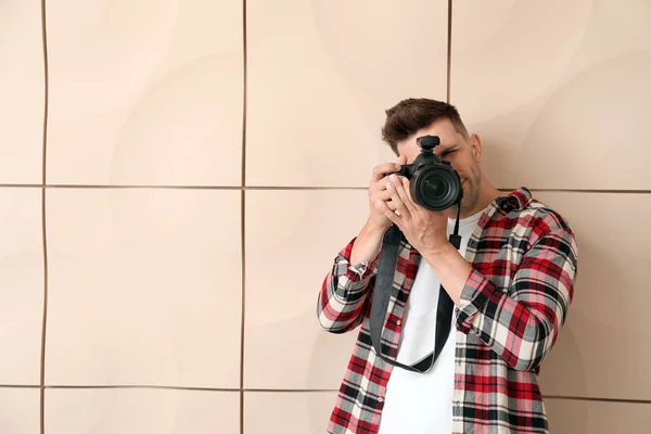 Knappe mannelijke fotograaf in de buurt van Light Wall — Stockfoto