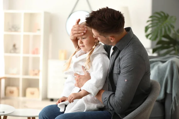 Uomo prendersi cura della sua piccola figlia malata di varicella a casa — Foto Stock