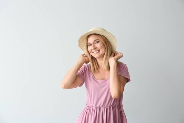 Hafif arka planda şık güzel kadın