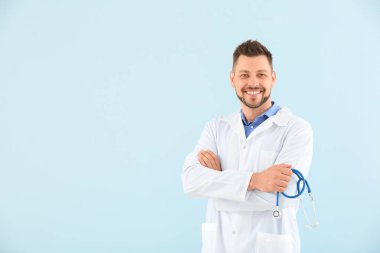Açık renk arka plan üzerinde stetoskop ile erkek doktor