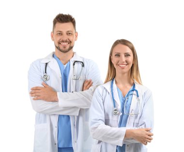 Beyaz arka planda erkek ve kadın doktorlar