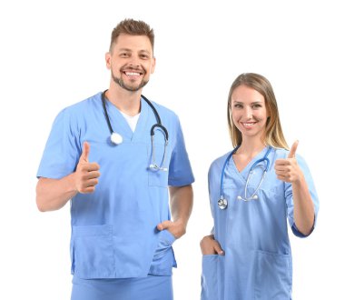 Erkek ve kadın hemşireler beyaz arka plan üzerinde thumb-up gösteren