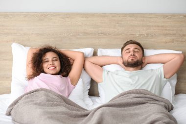 mutlu genç çift yatakta rahatlatıcı