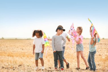 Uçurtma uçuran küçük çocuklar