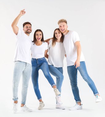 Beyaz arka planda şık rahat giysiler içinde gençlerin grubu