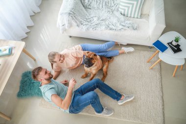 Evde sevimli köpek ile Mutlu çift