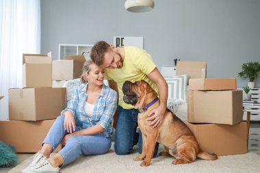 Yeni eve taşındıktan sonra sevimli köpek ile Mutlu çift