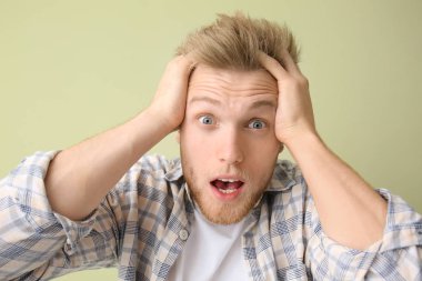 Renkli arka planda şok genç adam