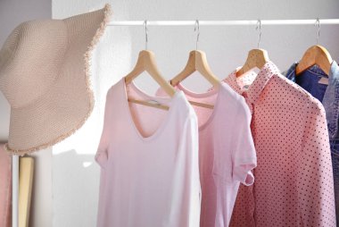 Kapalı giysiler asılı raf