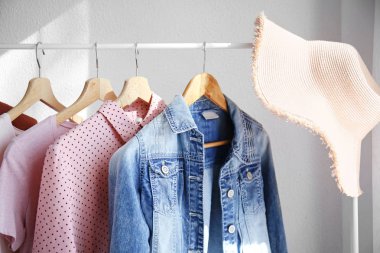 Kapalı giysiler asılı raf