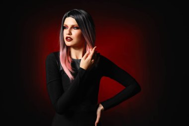 Cadılar Bayramı için koyu arka plan üzerine giymiş kadın güzel