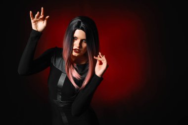 Cadılar Bayramı için koyu arka plan üzerine giymiş kadın güzel