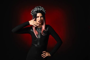 Cadılar Bayramı için koyu arka plan üzerine giymiş kadın güzel