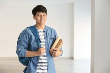 Üniversitede erkek Asyalı öğrenci