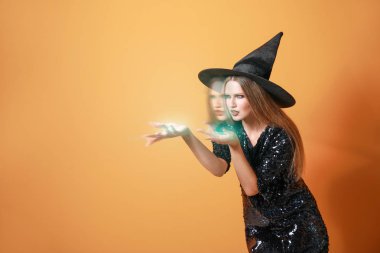 Güzel kadın renk arka plan, hareket etkisi Üzerinde Cadılar Bayramı için cadı gibi giyinmiş