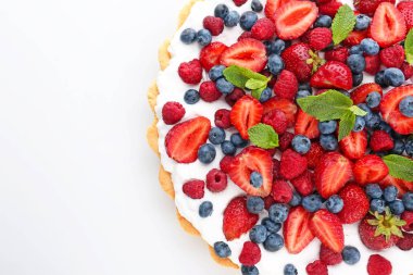 Beyaz arka planda lezzetli çilekli turta