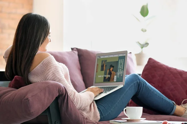 Jovem blogueiro de moda com laptop em casa — Fotografia de Stock