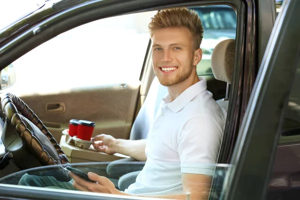 Operaio del servizio di consegna di cibo in auto — Foto Stock