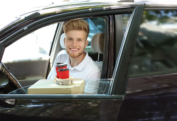 Operaio del servizio di consegna di cibo in auto — Foto Stock