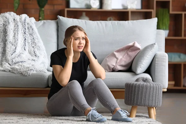 Mujer teniendo ataque de pánico en casa — Foto de Stock