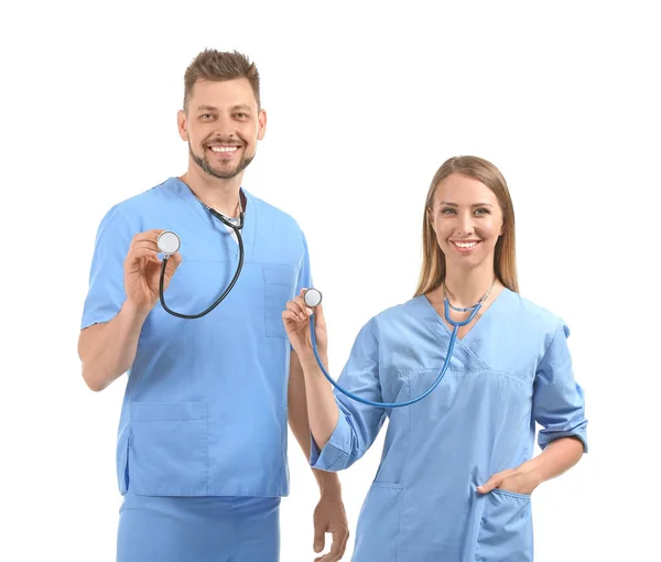 Asistente medicale de sex masculin și feminin cu stetoscoape pe fundal alb — Fotografie, imagine de stoc