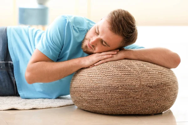 Bonito jovem relaxante em casa — Fotografia de Stock