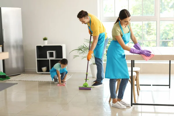 Glückliche Familie putzt gemeinsam Küche — Stockfoto