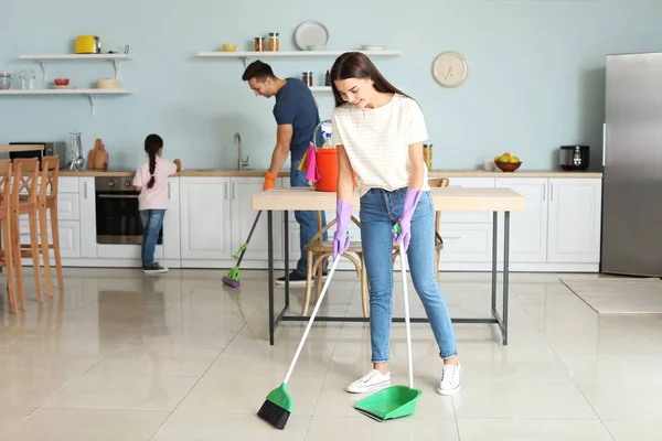 Glückliche Familie putzt gemeinsam Küche — Stockfoto