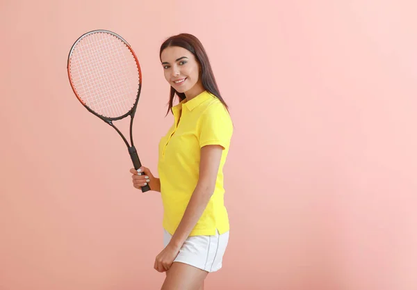 색상 배경에 아름다운 테니스 선수 — 스톡 사진