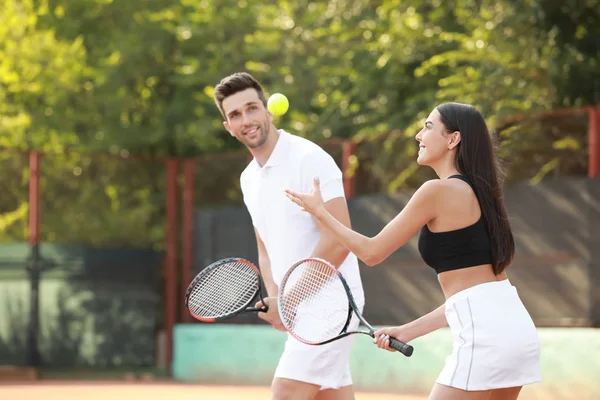 Teniszezni a bíróság, a fiatal pár — Stock Fotó