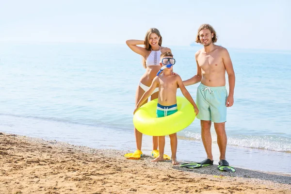 Glückliche Familie, die sich am Strand ausruht — Stockfoto