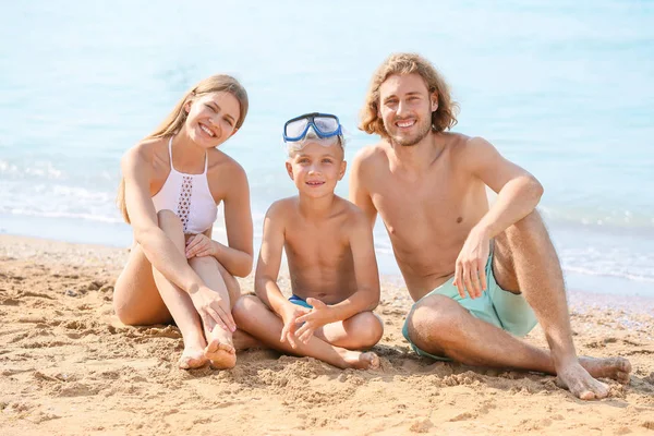 Bonne famille reposant sur la plage de la mer — Photo