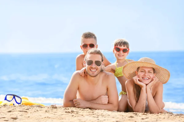 Porträtt av Happy Family at Sea Resort — Stockfoto