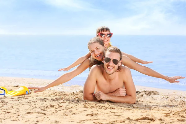 海上度假胜地幸福家庭的肖像 — 图库照片