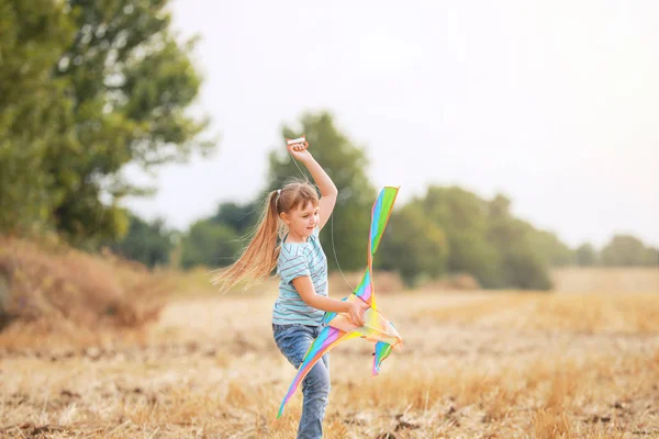 Kleines Mädchen fliegt Drachen im Freien — Stockfoto