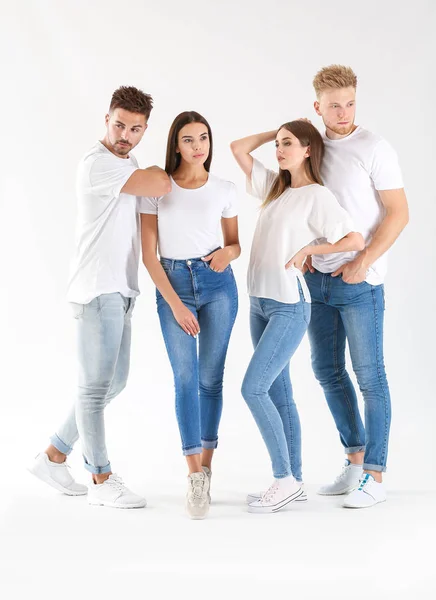 Grupp ungdomar i snygga casual kläder på vit bakgrund — Stockfoto