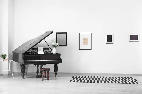 Black grand piano in interior of room — Stock Photo, Image