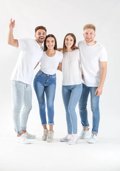 Grupo de jovens em roupas casuais elegantes no fundo branco — Fotografia de Stock