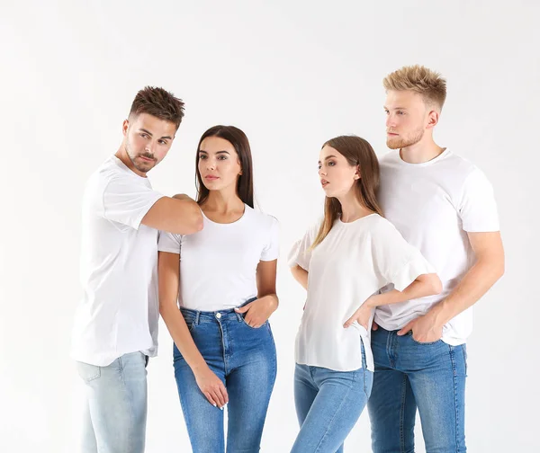 Grupo de jovens em roupas casuais elegantes no fundo branco — Fotografia de Stock