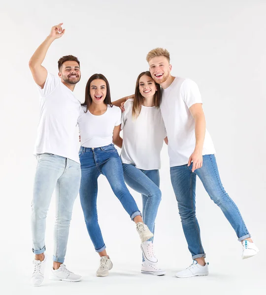 Grupo de jovens em roupas casuais elegantes no fundo branco — Fotografia de Stock