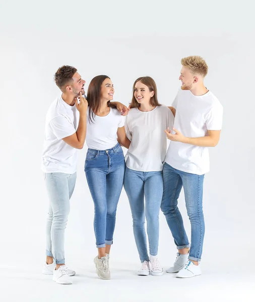Grupp ungdomar i snygga casual kläder på vit bakgrund — Stockfoto