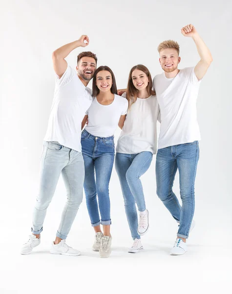 Група молодих людей у стильному повсякденному одязі на білому тлі — стокове фото